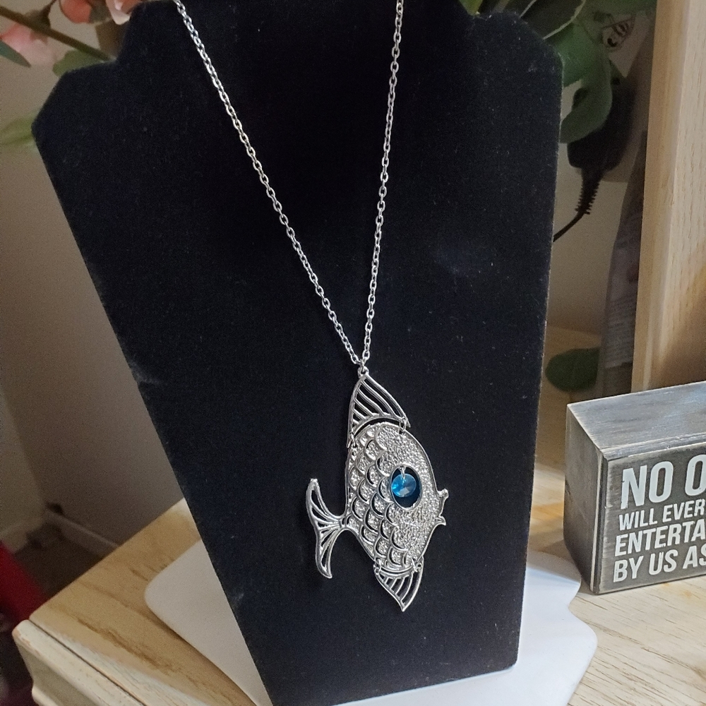 ADORABLE VINTAGE FISH NECKLACE 🐟